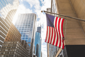 Amerikanische Flagge die in einer Straße in Washinton weht.