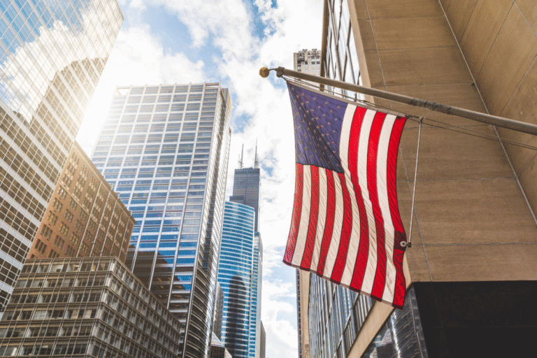 Amerikanische Flagge die in einer Straße in Washinton weht.