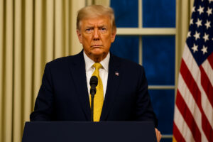 US-Präsident Donald Trump hinter einem Rednerpult.