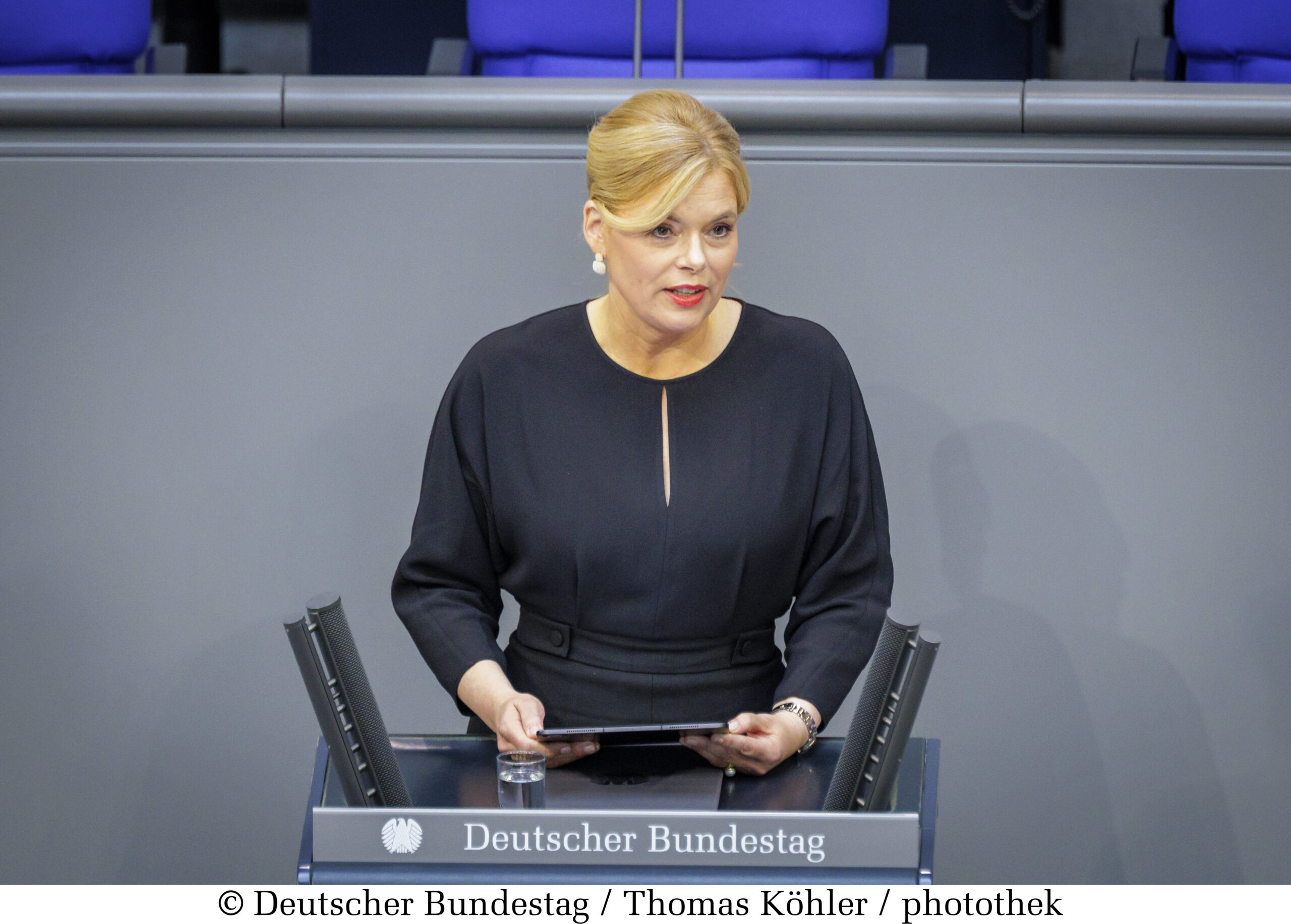 Bundestagspräsidentin Julia Klöckner hinter dem Rednerpult im Deutschen Bundestag.