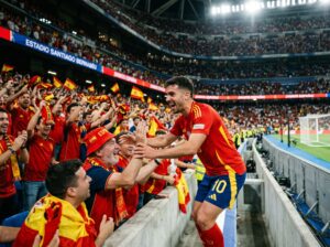 Ein spanischer Fußballspieler jubelt vor einer Menge an Fans.